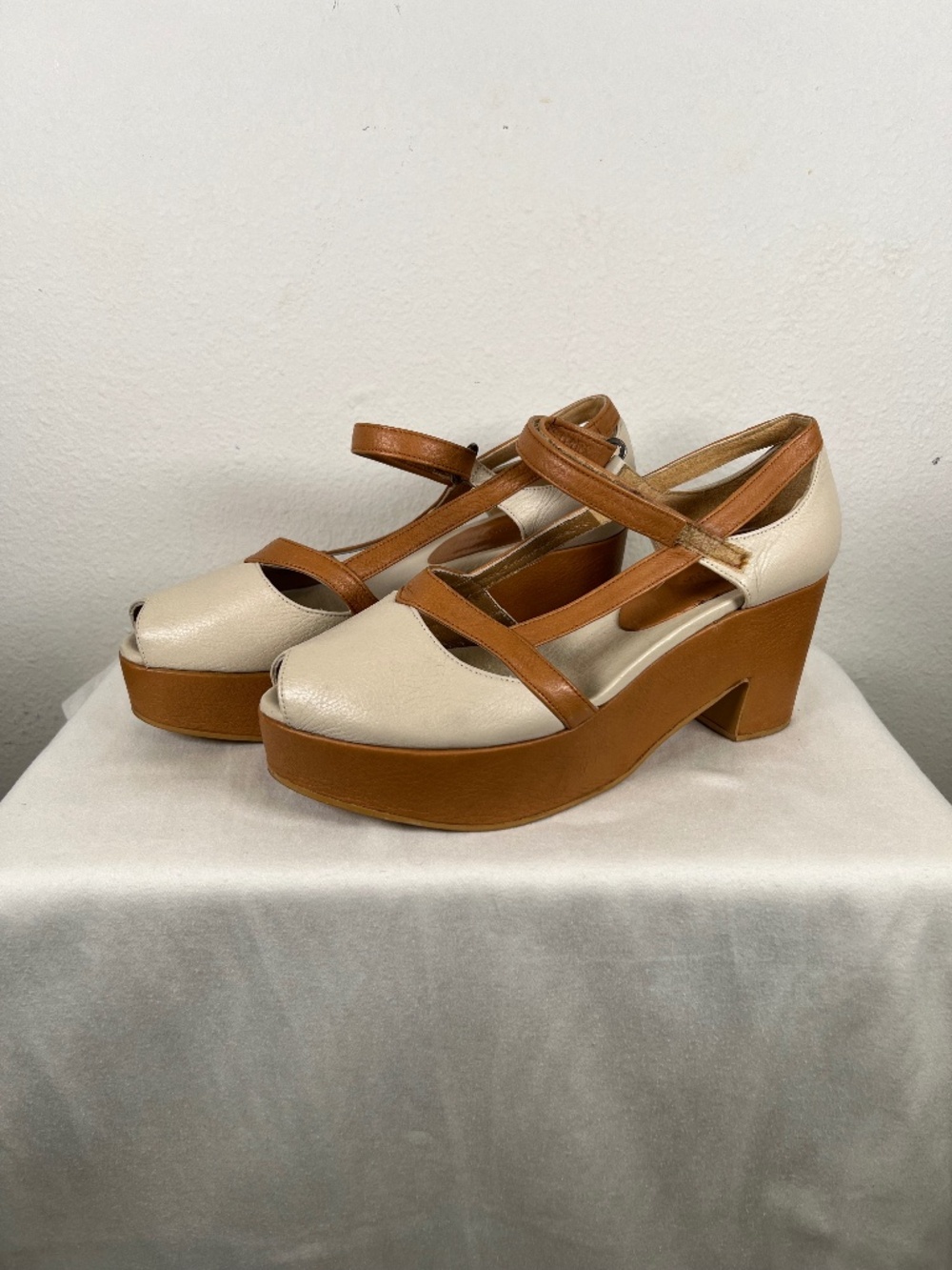Eve vs. Maria Cream and Tan Platform Sandal Size 39/8.5